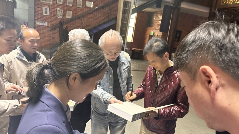 10董事长签名赠送《世界音响发展史》书籍.jpg